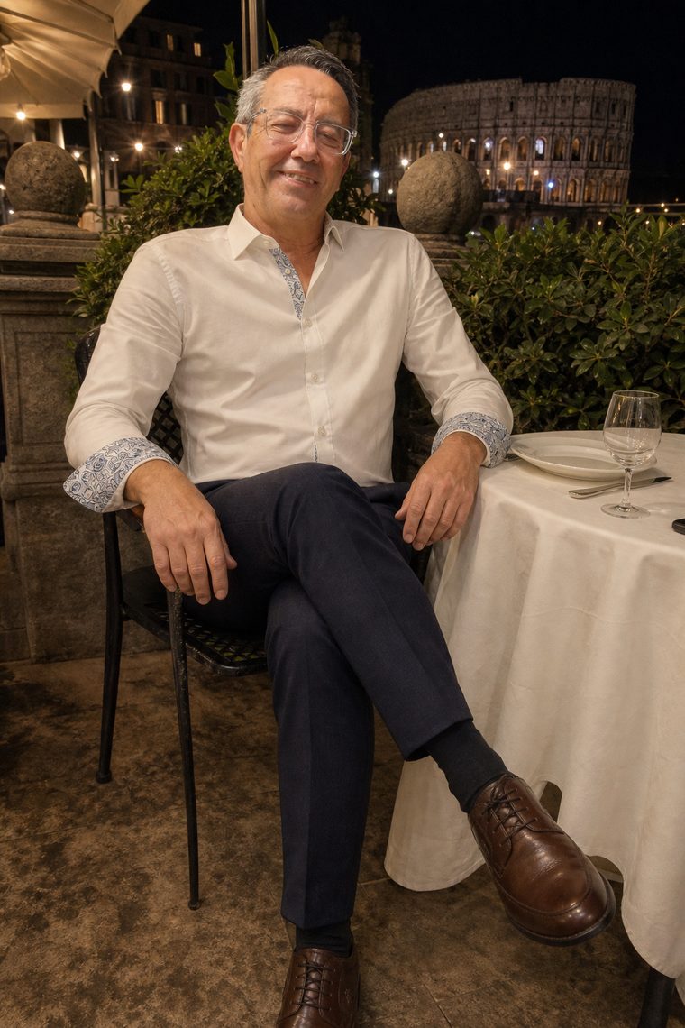 Conjunto de camisa blanca y pantalón azul, en una terraza junto al Coliseo de noche